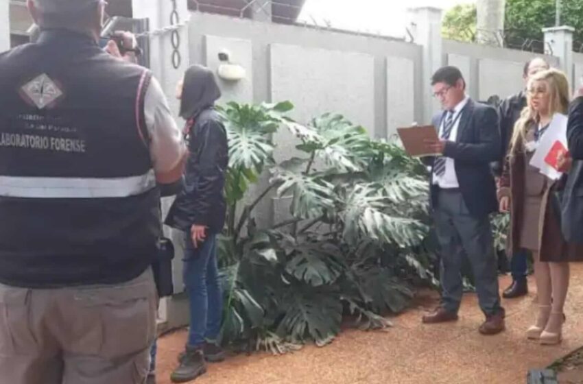  Con fuerte dispositivo policial, peritos inspeccionan casa de Lalo Gomes en PJC