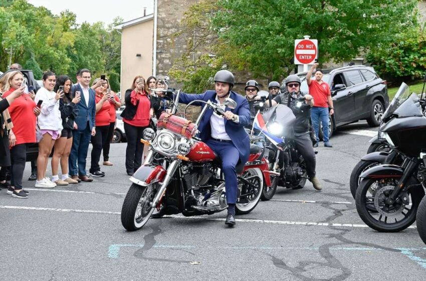  Santiago Peña aprovecha su visita a EE.UU. para reunirse con paraguayos y posar con motociclistas.