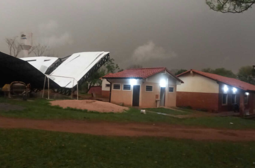  Tormenta derriba tinglado de escuela a punto de inaugurarse en Caaguazú