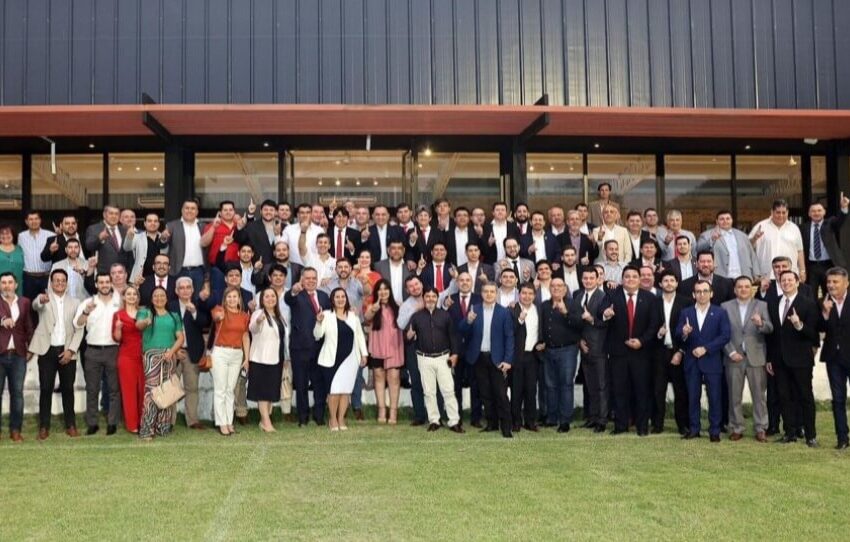  Presidente Santiago Peña se reúne con dirigentes de base del Partido Colorado.