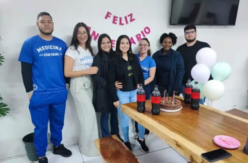  Lejos de la familia, pero cerca de los amigos, estudiante de la UCP gana «cumpleaños feliz»