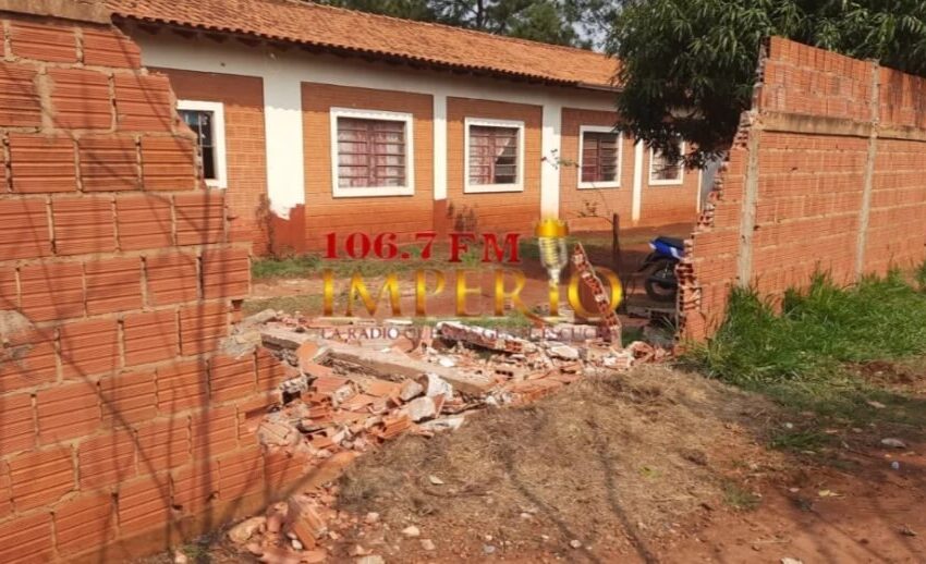  Camión de gran porte con desperfecto mecánico derribó muralla de una escuela.