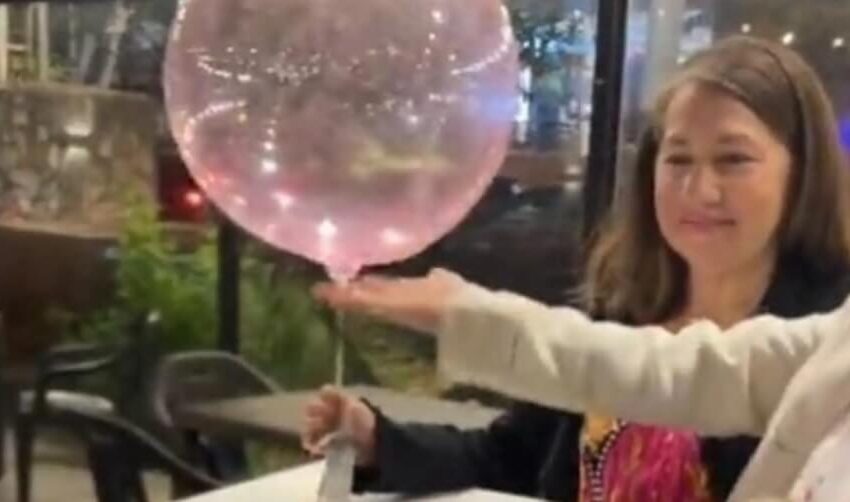  Le regalaron dinero atado por un globo y voló por la arbolada.