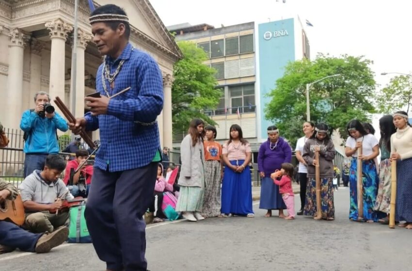  Pueblos indígenas interpelan a la ciudad con cantos, exigiendo sus tierras y agua