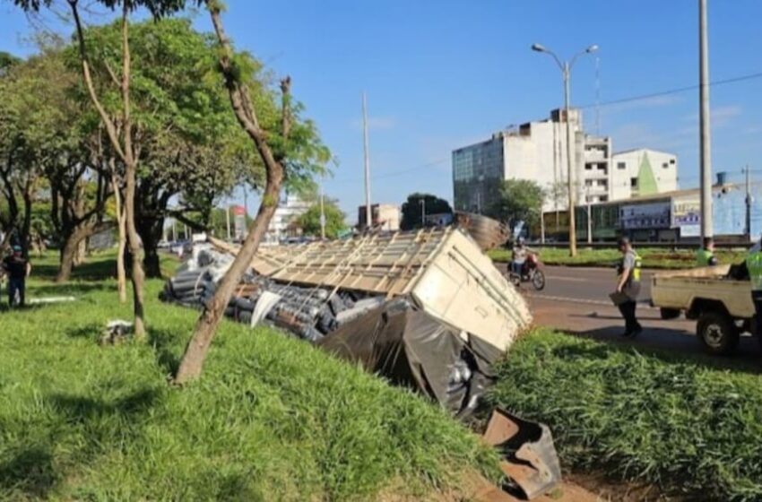  Camionero en estado de ebriedad protagoniza aparatoso vuelco