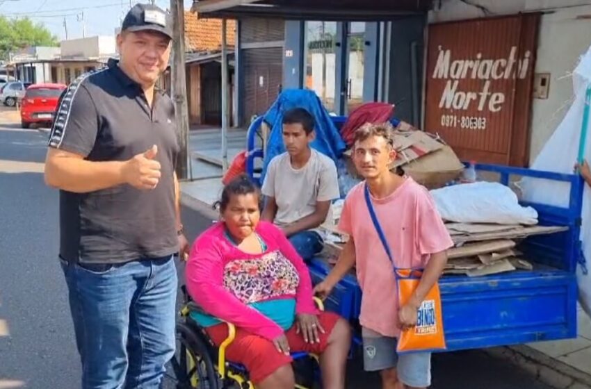  Gobernador de Amambay hace entrega de una silla de ruedas a humilde trabajadora de PJC