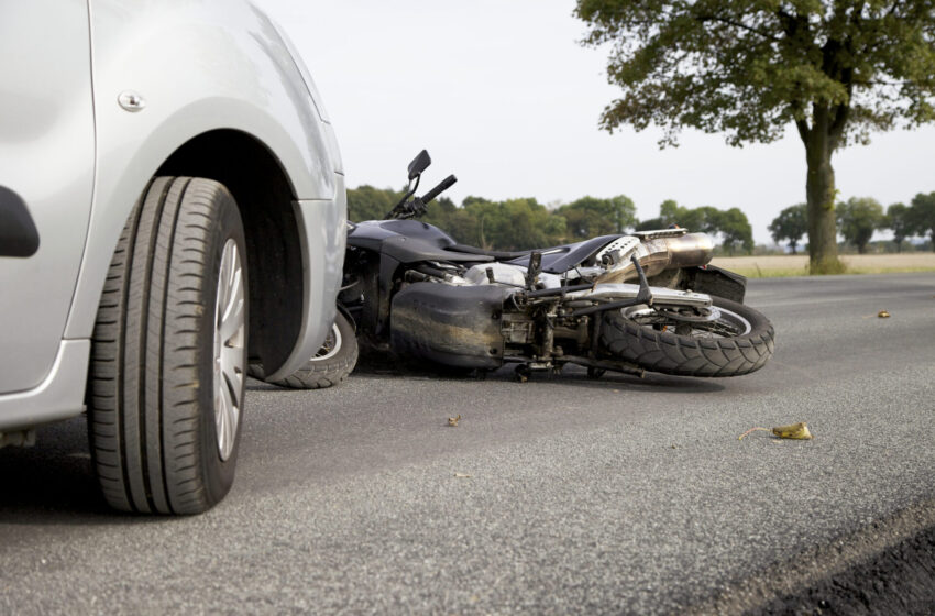  Motociclista colisiona contra vehículo y menor de 5 años sufre lesión