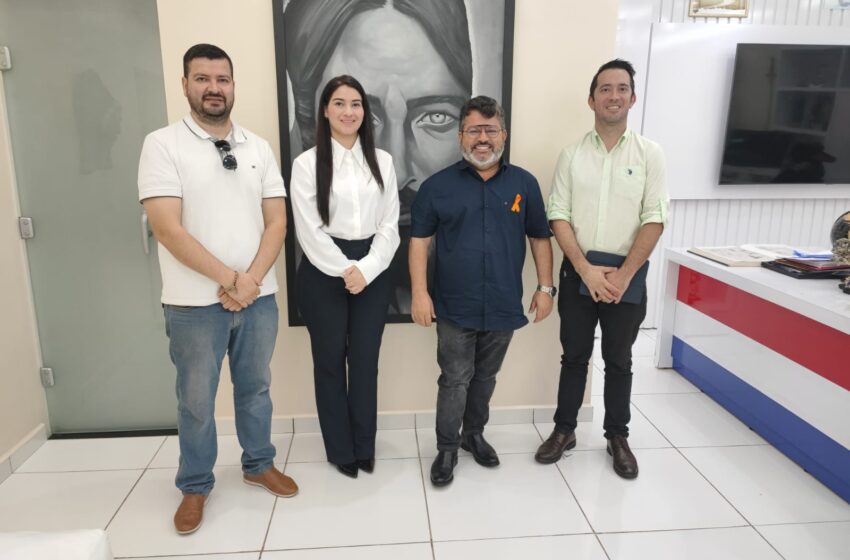  Carlos Bernardo recibe en su despacho a padres y jóvenes atletas del Campeonato Nacional de Handball