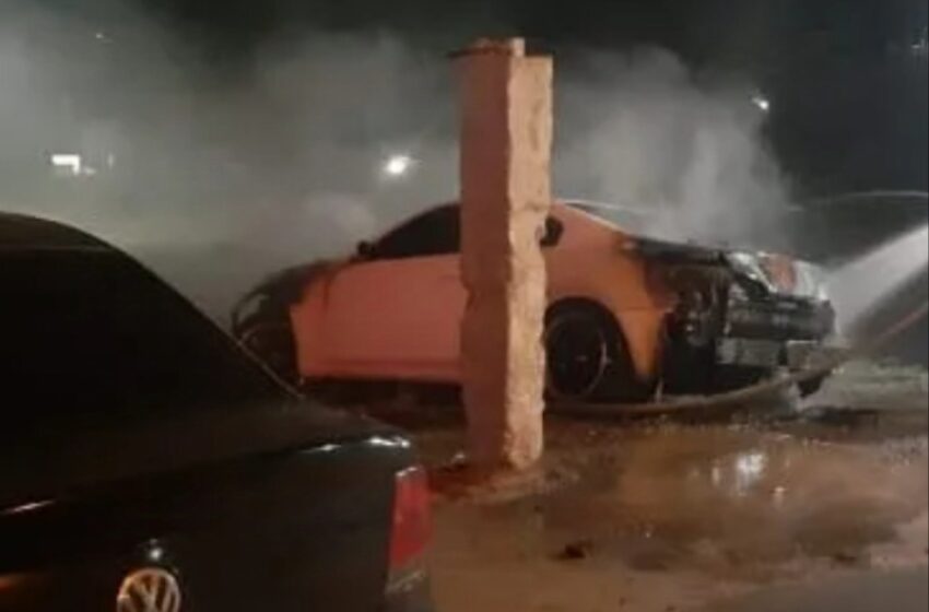  Automóvil se incendió en un taller presuntamente de manera intencional