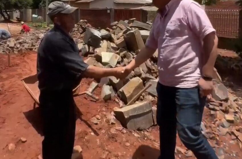  Gobernador Juancho Acosta supervisa avances en obras de empedrado en el barrio María Victoria de PJC