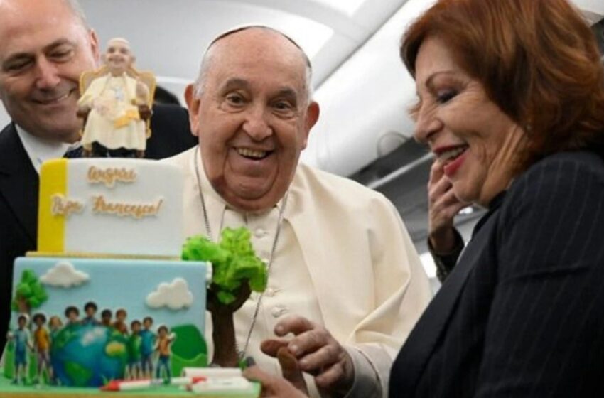  Papa Francisco celebra su 88 cumpleaños con los periodistas de regreso de Córcega