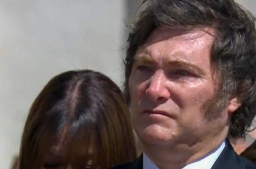  Milei llama “cerdos” a periodistas que dijeron que llegó tarde a la despedida del Papa