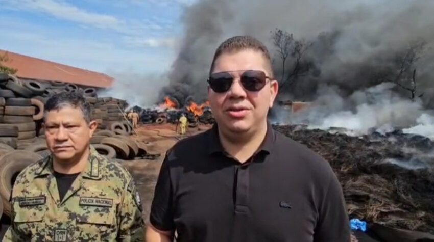  Gobernador Juancho Acosta brinda respaldo a bomberos que combaten incendio de gran magnitud en depósito de cubiertas