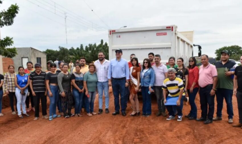  Gobernador verificó arreglos de camino en el barrio Aeropuerto de Cerro Corá