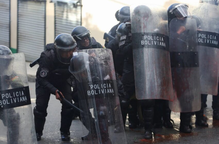  Afines a Evo Morales se enfrentan con policías y anuncian un bloqueo nacional en Bolivia