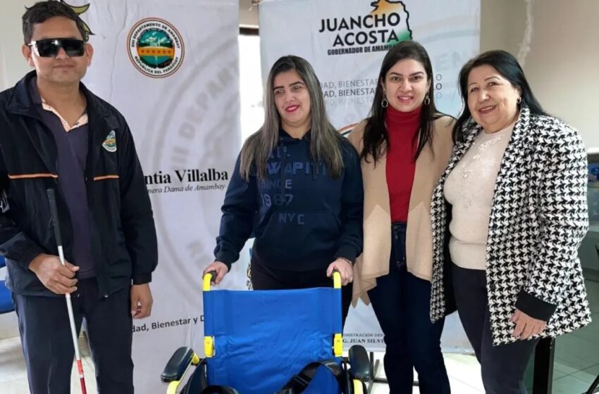  Primera Dama Departamental entrega silla de ruedas a adulta mayor de 93 años