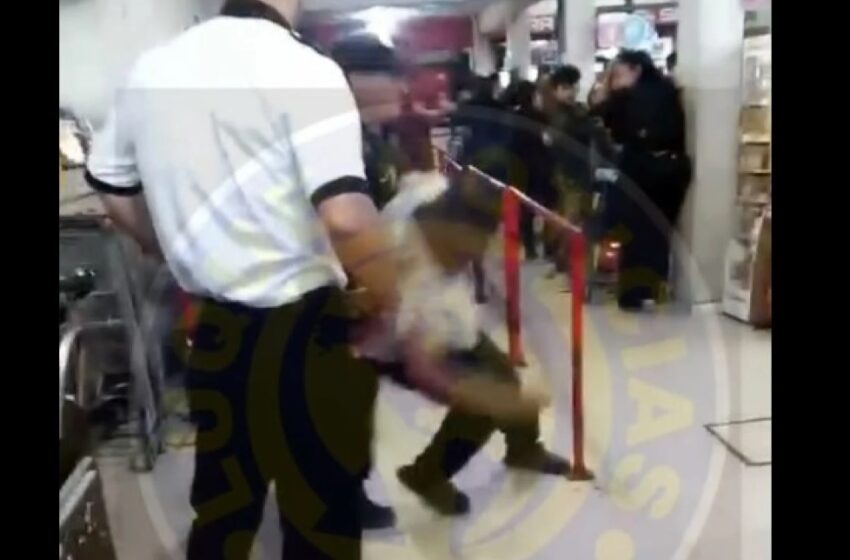  Guardia tiró al suelo a un abuelo en pleno súper y causó indignación