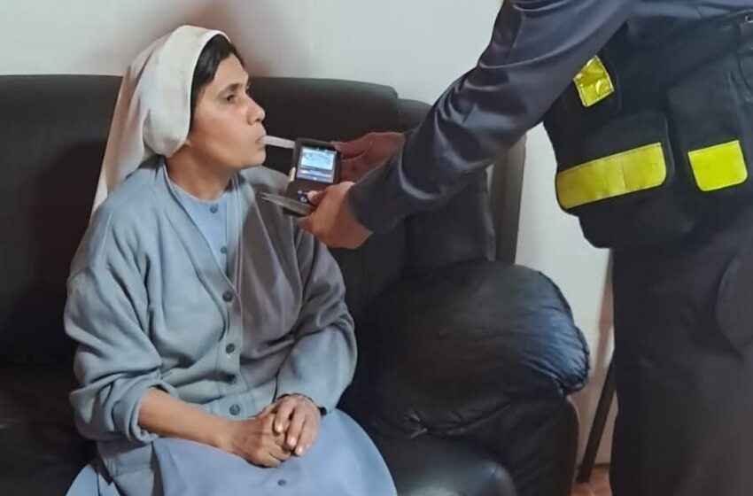  Monjita cruzó sin mirar y causó feroz accidente