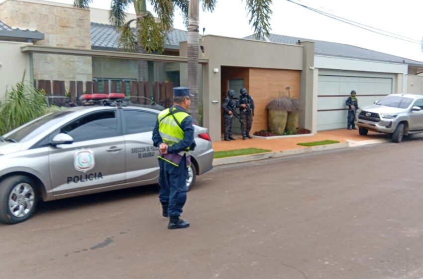  Ex contador de Lalo Gomes intenta sacarse la vida durante allanamiento a su casa, reporta la Policía