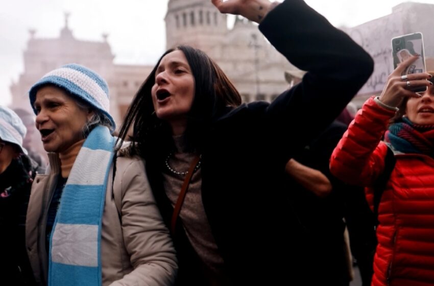  Jubilados protestan contra los recortes de Javier Milei