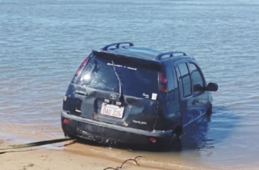  Tras discutir con el novio, joven fue a parar con el auto al Paraná