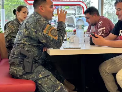  Militares de la FTC captados con uniforme, armas y vasos de “chopp” en la mano en surtidor