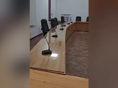  Carpintero retira muebles de la Junta Municipal por deuda impaga en San Pedro de Ycuamandiyú