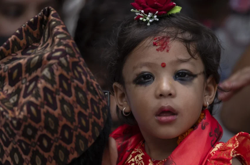  Una niña de dos años es entronizada como la nueva “diosa viviente” de Nepal