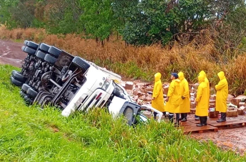  Conductor de camión muere tras volcar su vehículo en la ruta PY05 en Cerro Corá