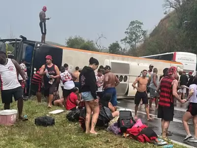  Tragedia en la ruta: bus con hinchas del Flamengo volcó rumbo a São Paulo