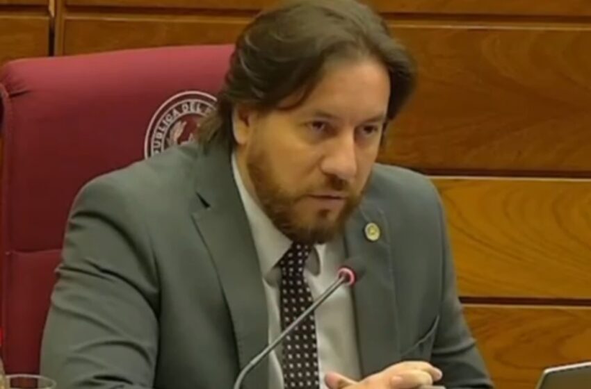  Senador Rubén Velázquez exige acción fiscal en el caso “sobres del poder” y denuncia contra el presidente Santiago Peña