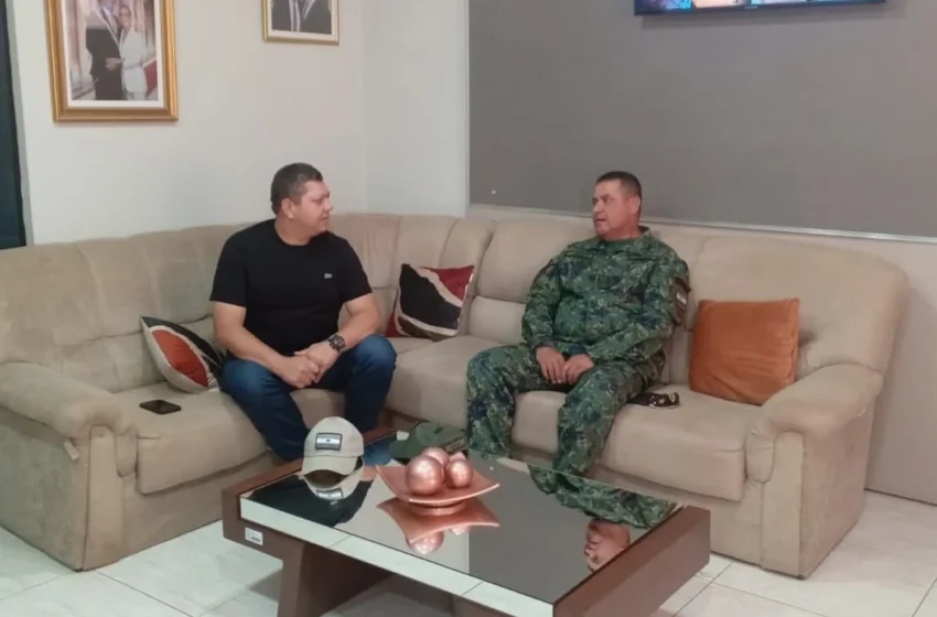  Comandante del CODI se reúne con el gobernador para coordinar esfuerzos para la seguridad en la frontera