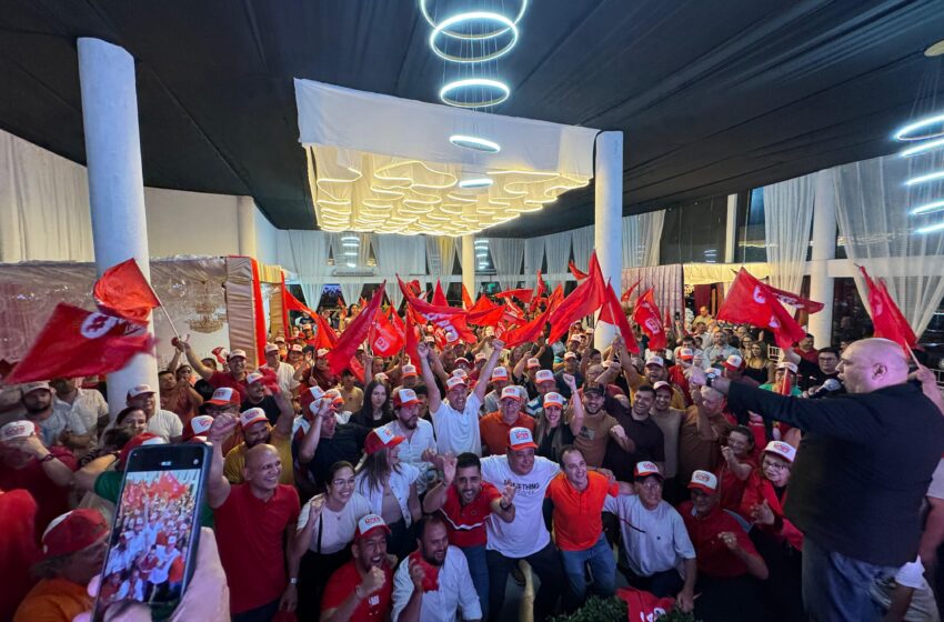  Dani Mujica recibe apoyo de un grupo de colorados al inicio de su cierre de campaña