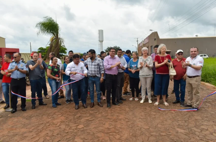  Gobernación honra a pionero histórico e inaugura nuevo empedrado en el barrio Portal 2 de PJC