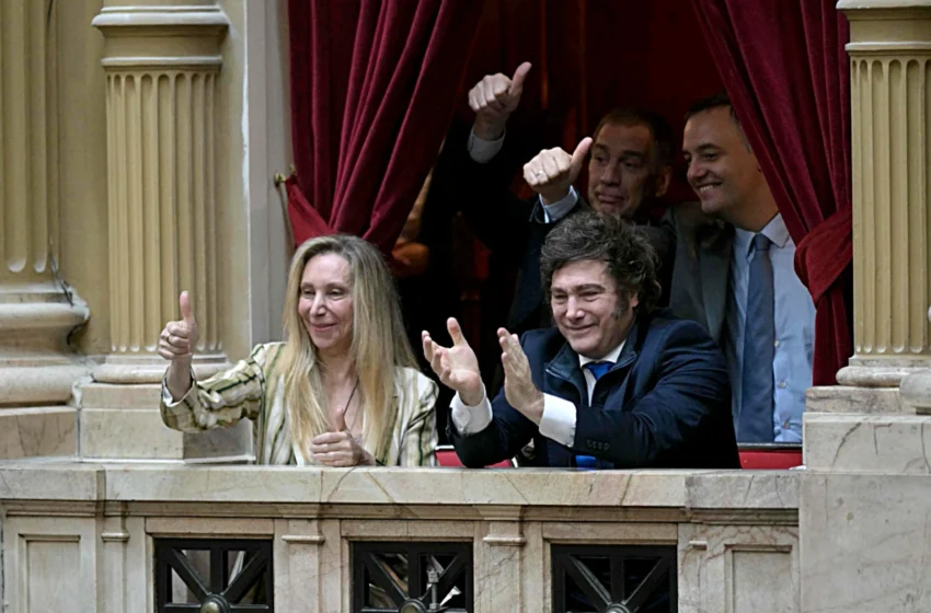  Euforia oficialista en la jura de parlamentarios en Congreso argentino