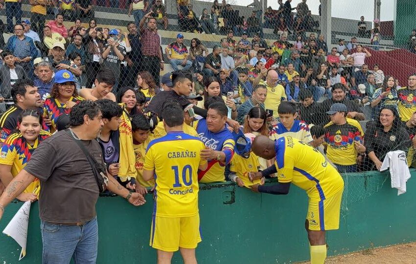  Salvador Cabañas recibió muestras de cariño en su paso por México