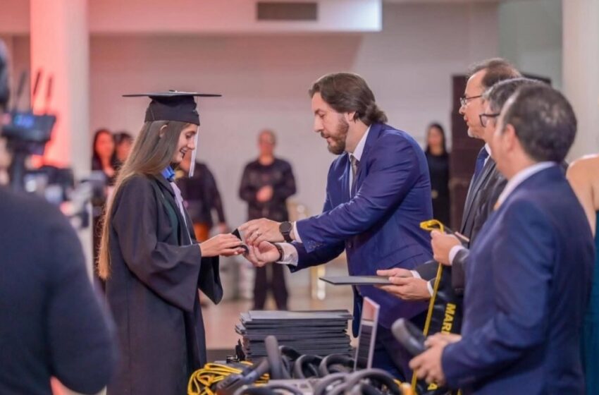  El senador Rubén Velázquez participó de la gala de premiación “Flor de Lis” en Ciudad del Este