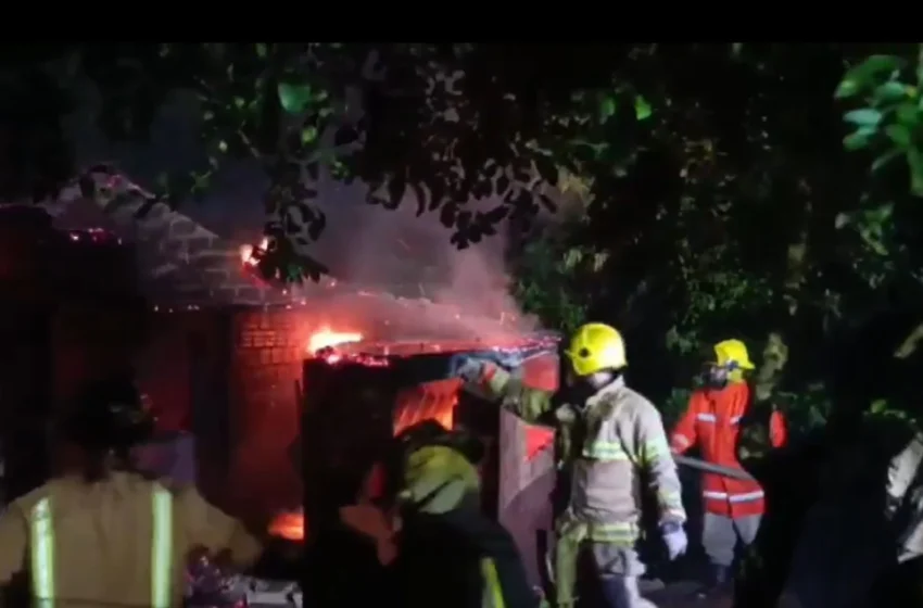  Mujer queda detenida por supuestamente quemar la casa de su suegra
