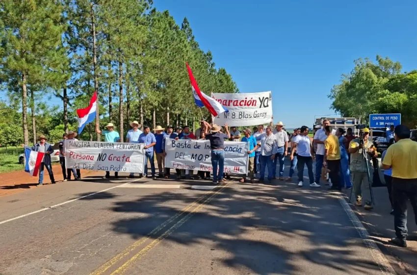  Pobladores se movilizan y exigen reparación urgente de ruta PY08