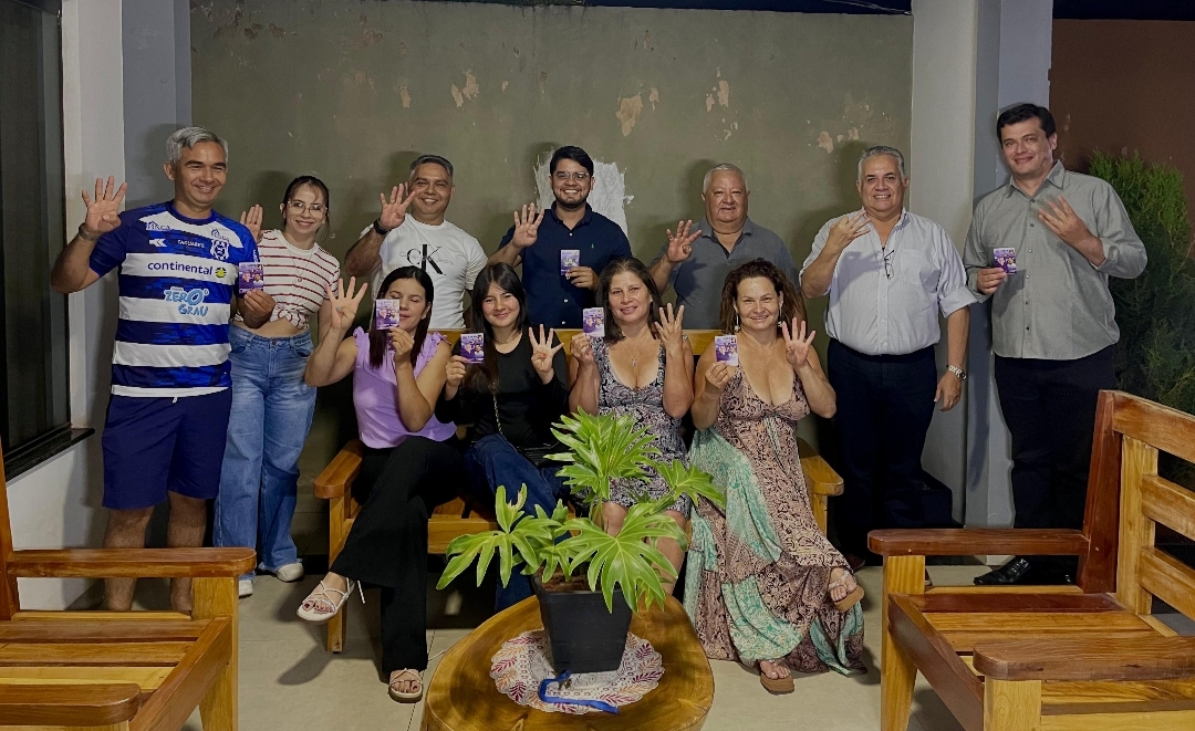 Arq. Miguel Rojas León y el Abog. Lucas Chávez recibiendo el apoyo vecinos del Barrio San Antonio de Pedro Juan Caballero 