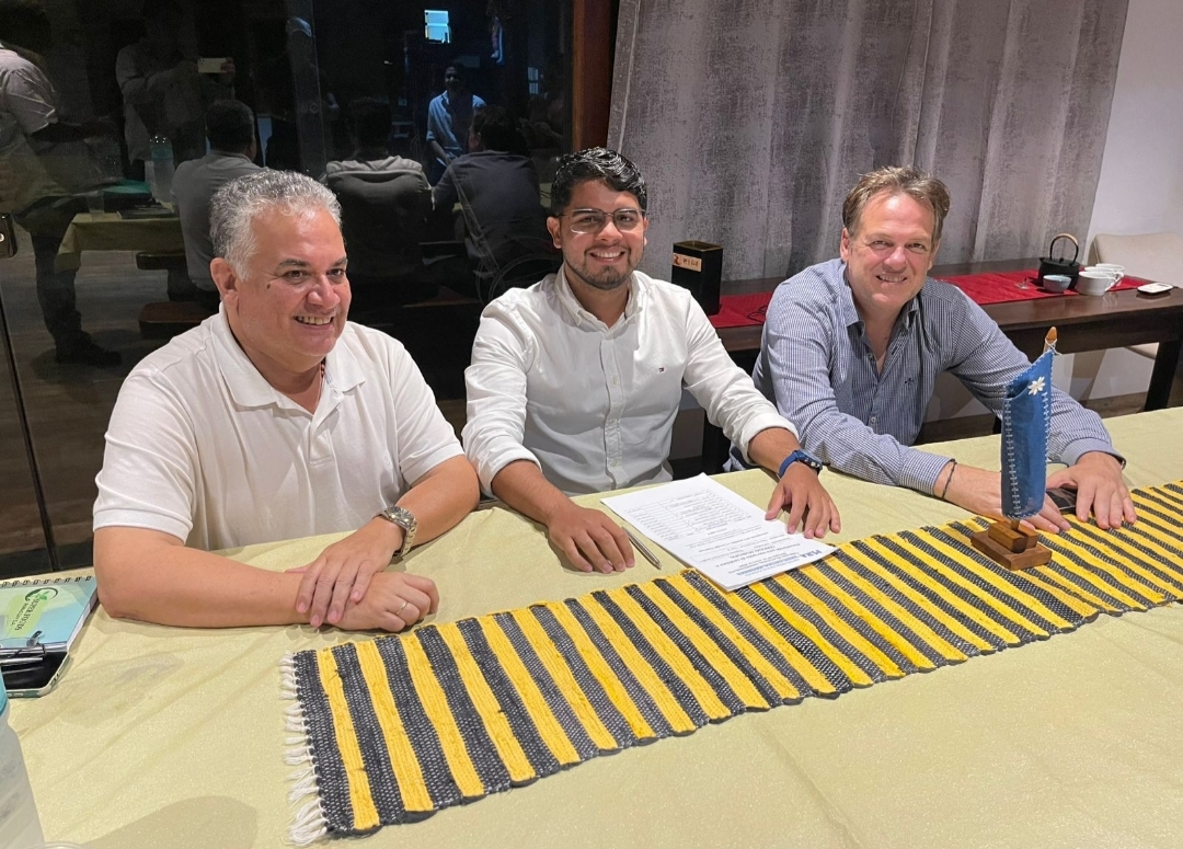 Abog. Lucas Chávez en compañía del Arq. Miguel Rojas León pre candidato a la Intendencia Municipal de PJC (izquierda) y el Líder Departamental del Movimiento Nuevo Liberalismo Pedro González (derecha).